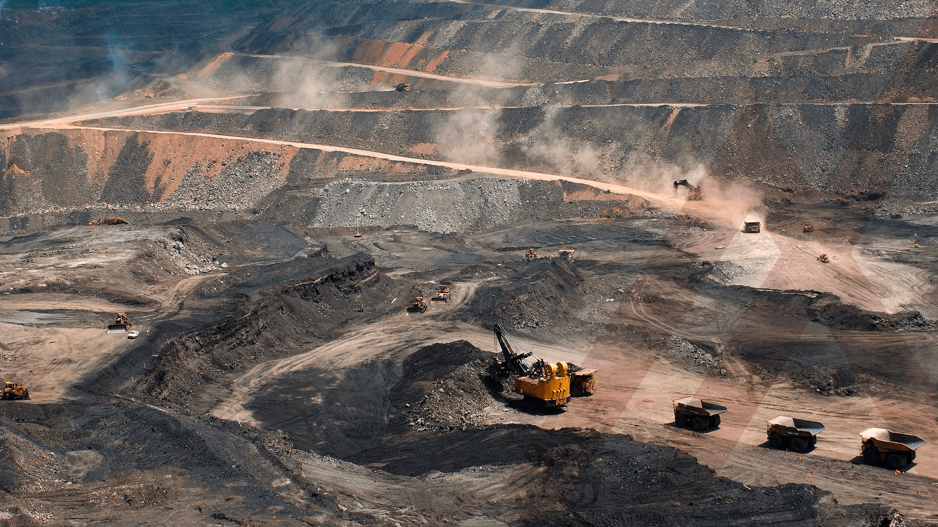 Gobierno remueve a decenas de funcionarios del sector minero