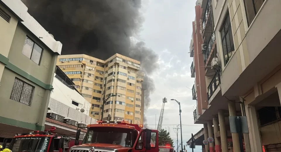 Parte del edificio Multicomercio colapsa tras incendio de gran magnitud en el centro de Guayaquil