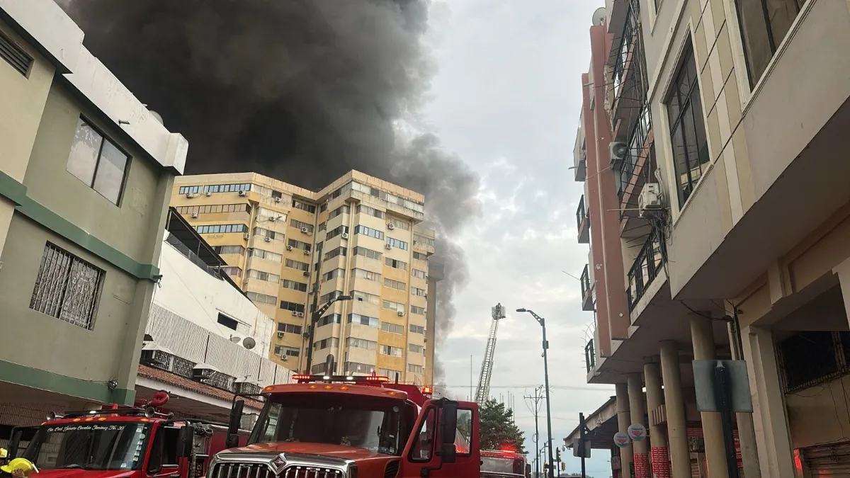 Parte del edificio Multicomercio colapsa tras incendio de gran magnitud en el centro de Guayaquil