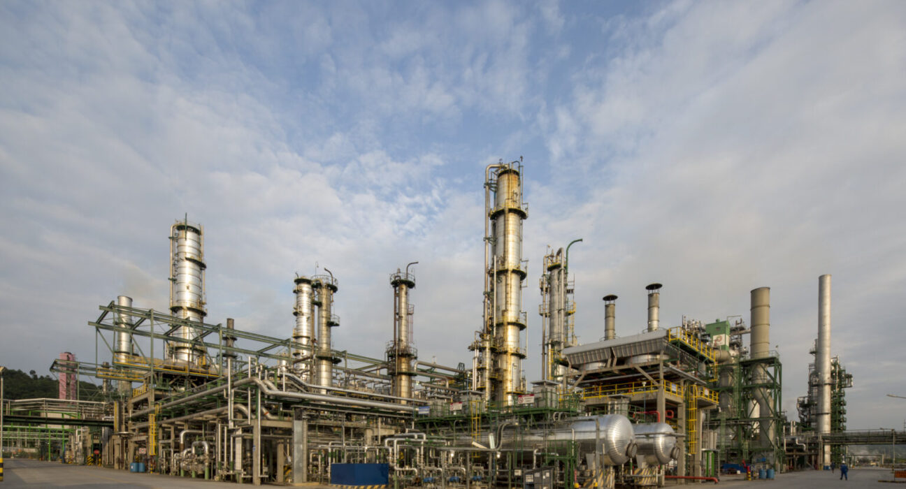 Refinería de Esmeraldas retomará operaciones progresivas desde el 16 de marzo