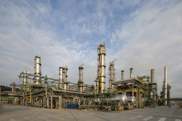 Refinería de Esmeraldas retomará operaciones progresivas desde el 16 de marzo
