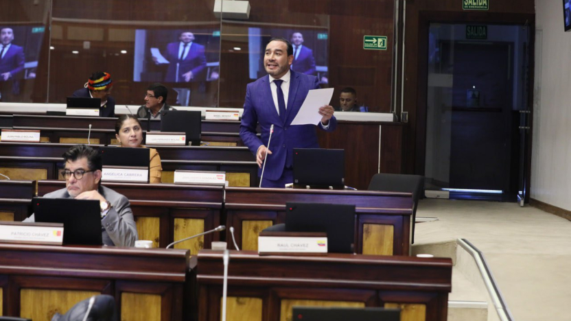 Asamblea no da paso a destitución de asambleísta de RC, Juan Andrés González