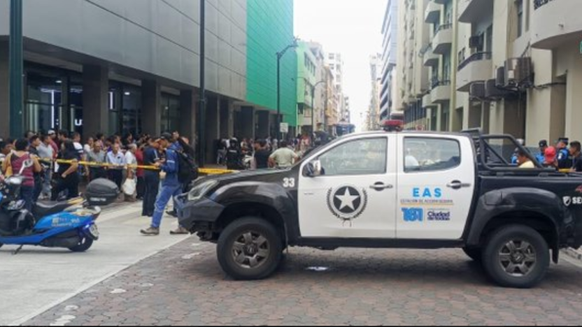 Sicarios asesinan a un hombre a plena luz del día en el centro de Guayaquil