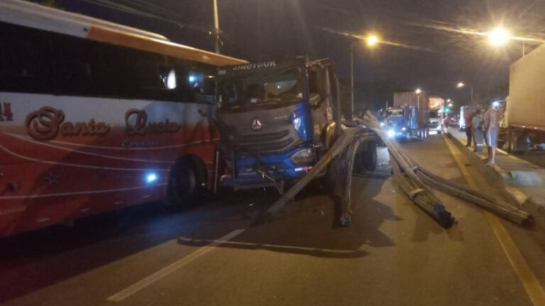 Siniestro en vía a Daule deja varios heridos y personas atrapadas tras choque entre bus y camión