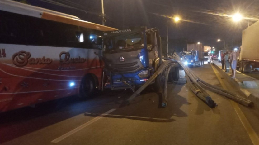 Siniestro en vía a Daule deja varios heridos y personas atrapadas tras choque entre bus y camión