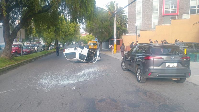 Dos siniestros de tránsito en el norte de Quito dejan heridos y un vehículo volcado