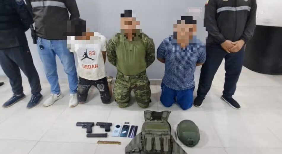 Detienen a presuntos miembros de Los Lobos que realizaban falsos allanamientos en Quevedo