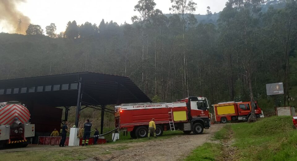 Incendio forestal en El Descanso moviliza a Bomberos de Cuenca y Paute