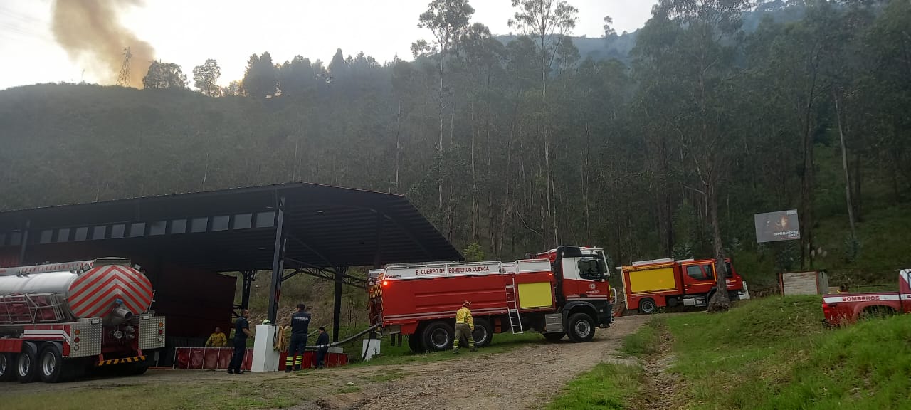 Incendio forestal en El Descanso moviliza a Bomberos de Cuenca y Paute