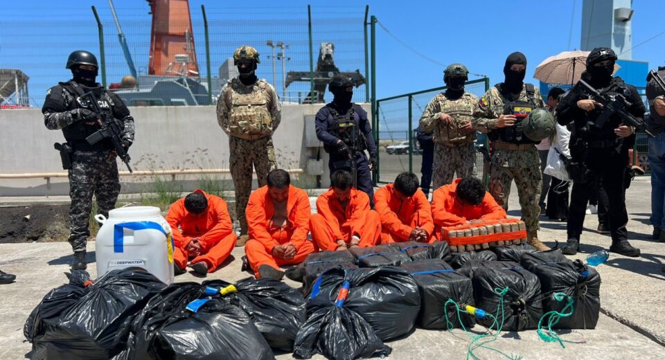 Ecuador y EE.UU. incautan cerca de 2 toneladas de droga en altamar