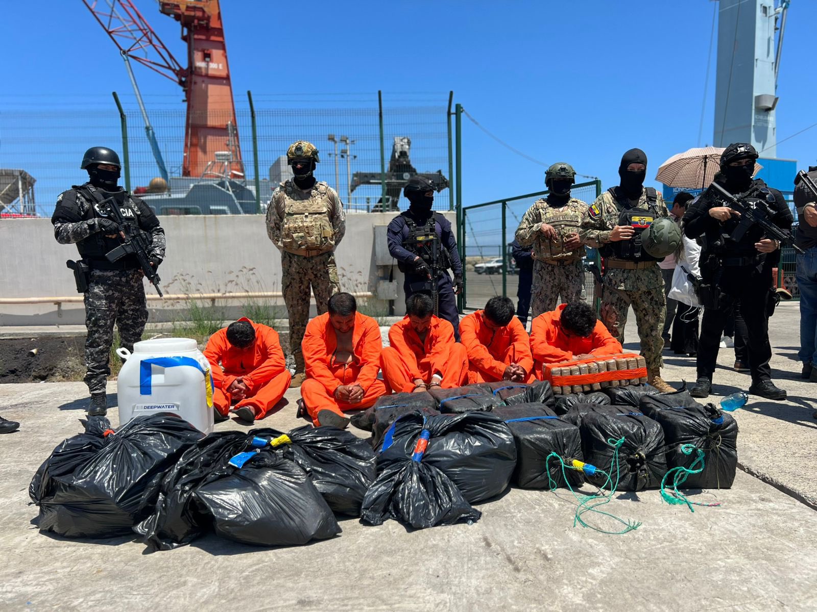 Ecuador y EE.UU. incautan cerca de 2 toneladas de droga en altamar