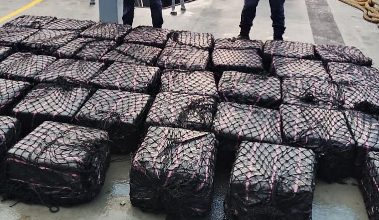 Ecuador y EE.UU. decomisan cerca de dos toneladas de droga en altamar