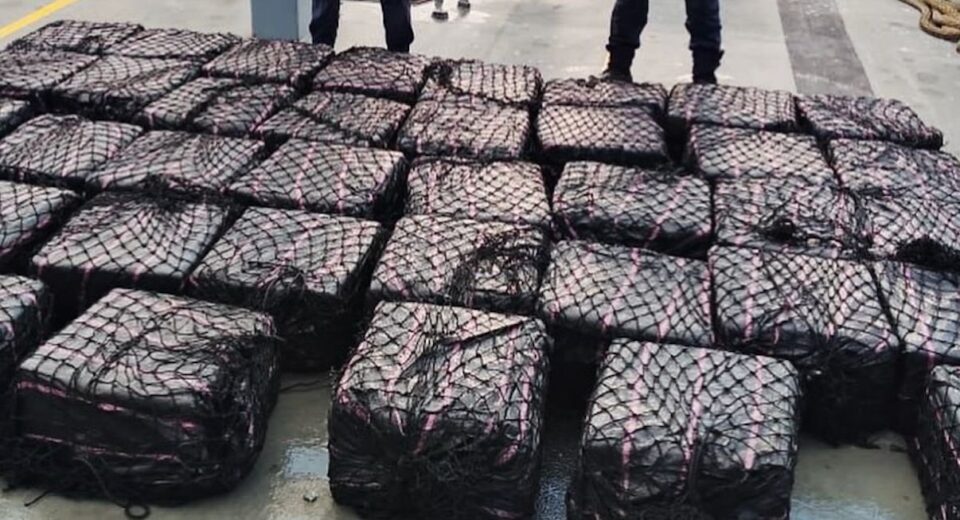Ecuador y EE.UU. decomisan cerca de dos toneladas de droga en altamar