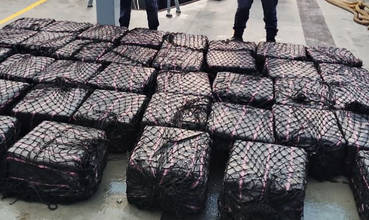 Ecuador y EE.UU. decomisan cerca de dos toneladas de droga en altamar