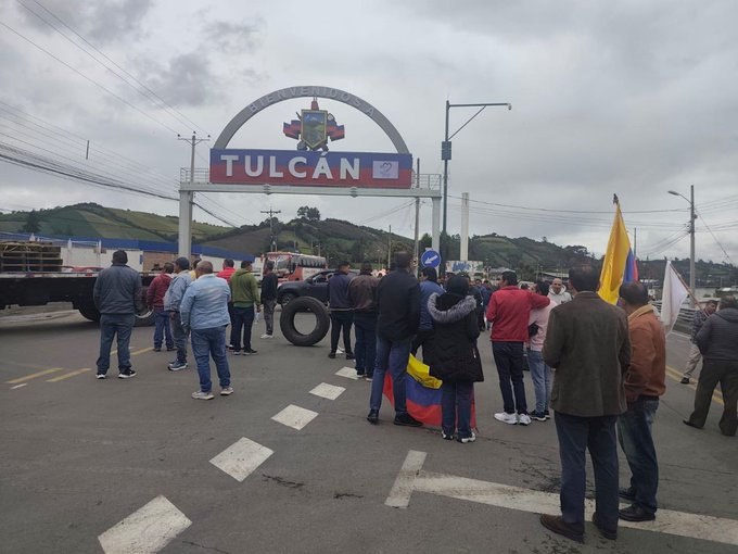 Transportistas pesados bloquean Panamericana Norte en Tulcán en protesta contra aranceles
