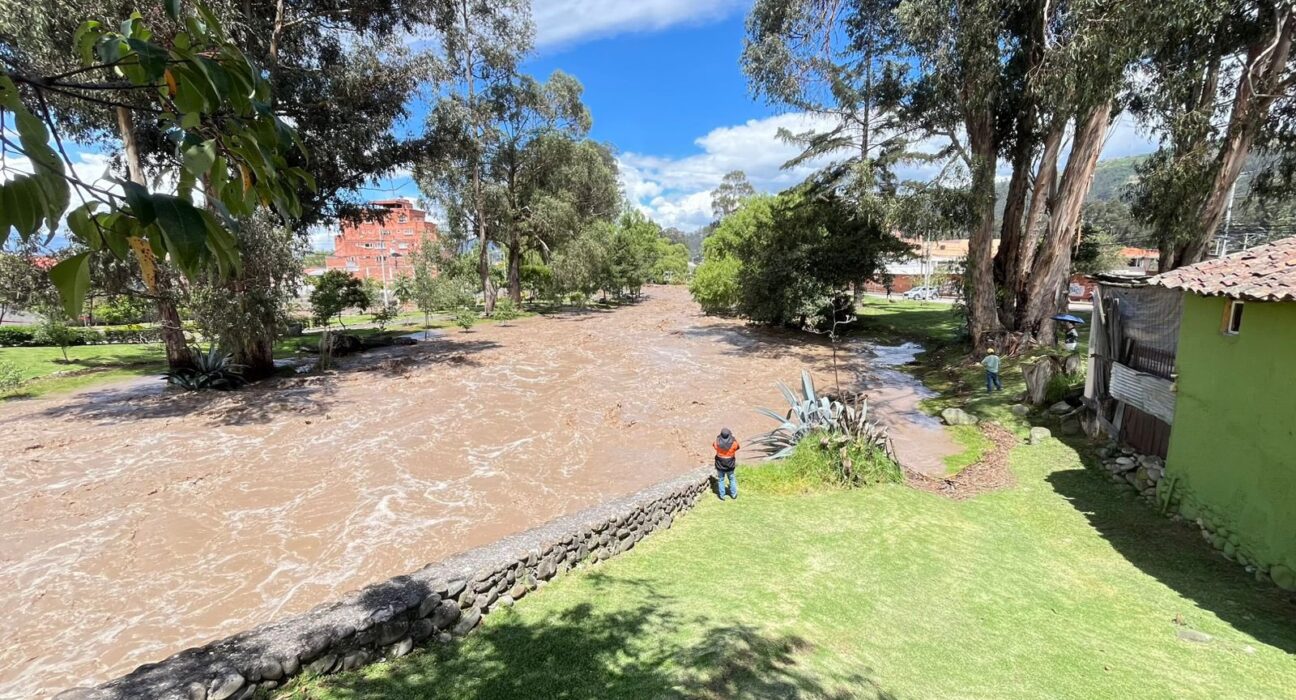 Desbordamiento del río Yanuncay provoca emergencias en Barabón, en Cuenca
