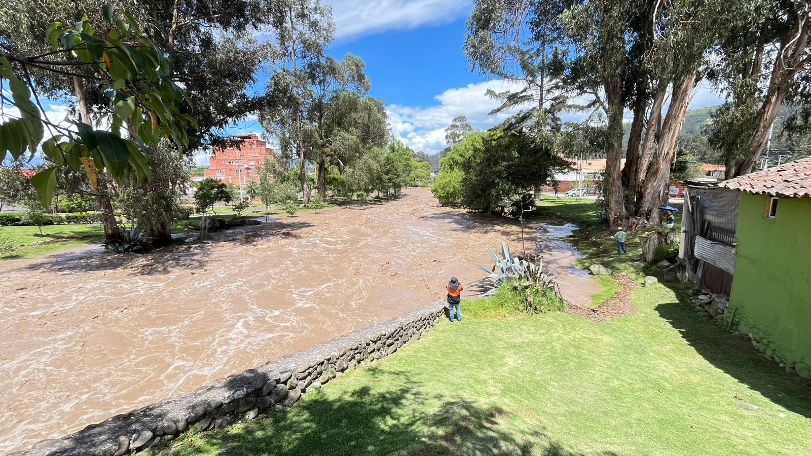 Desbordamiento del río Yanuncay provoca emergencias en Barabón, en Cuenca