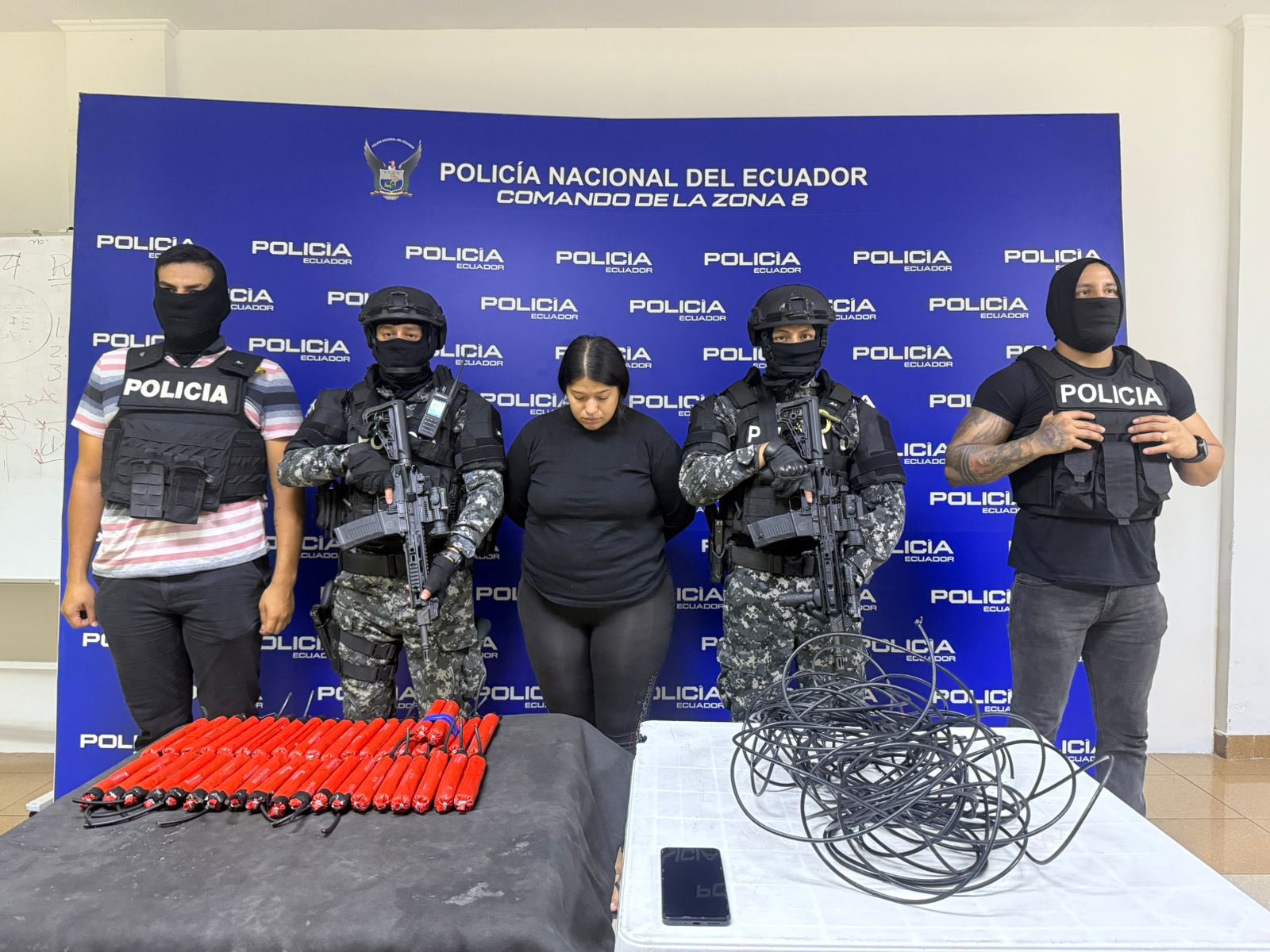 Detienen a una mujer con explosivos en un centro comercial del norte de Guayaquil