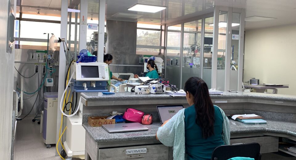Dos niños con neumonía grave superan cuadro crítico y reciben alta en hospital de Cuenca