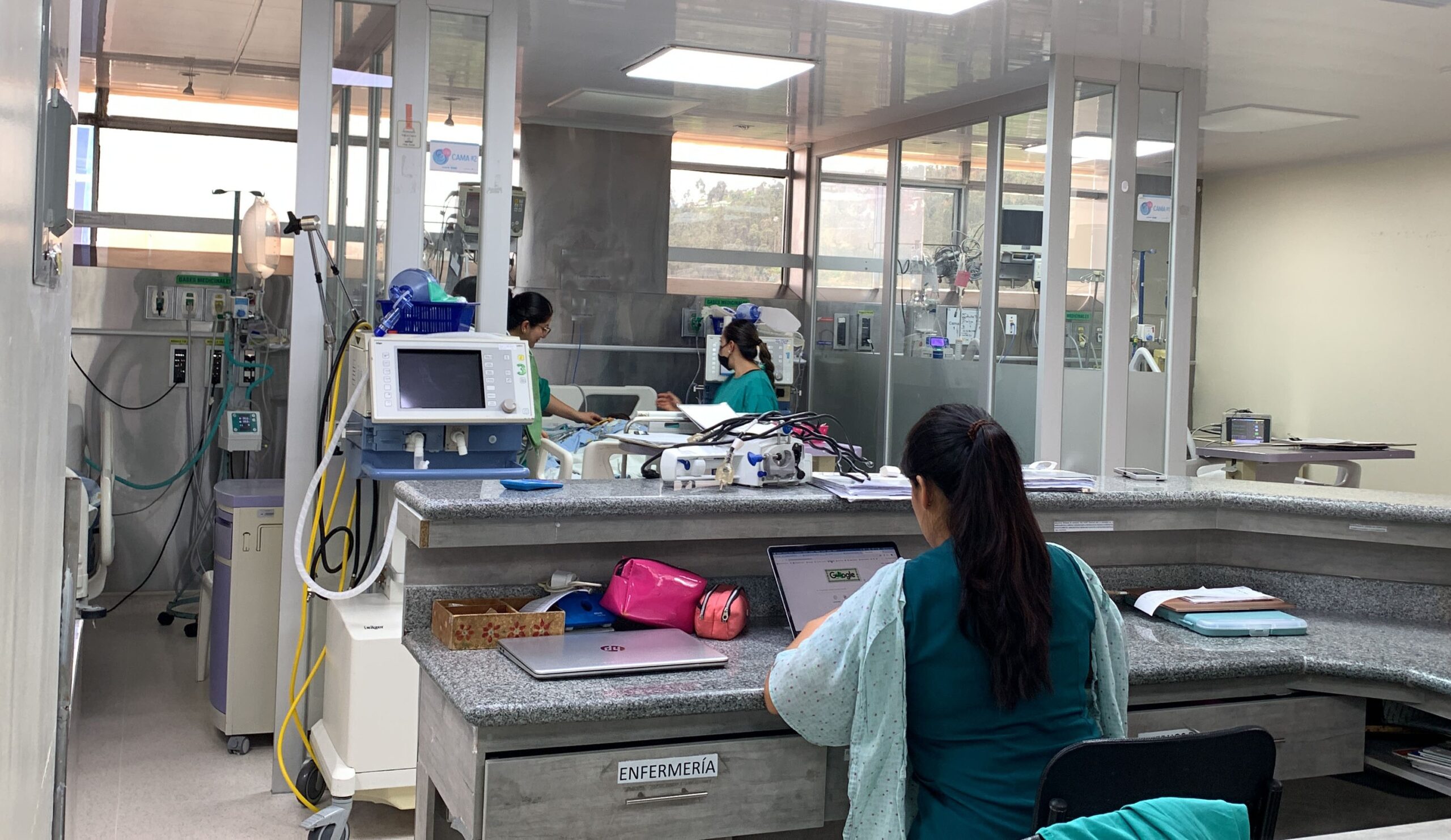 Dos niños con neumonía grave superan cuadro crítico y reciben alta en hospital de Cuenca