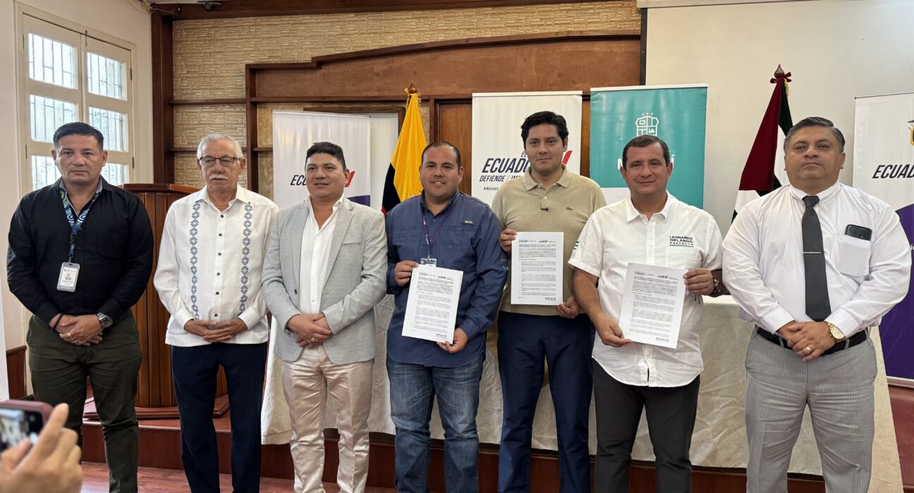 Gobierno y Prefectura de Manabí firman convenios para fortalecer gestión del agua en cuenca del río Portoviejo