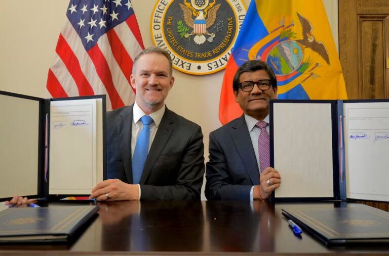 Ecuador y EE.UU. firman acuerdo comercial que elimina sobretasa para parte de exportaciones no petroleras