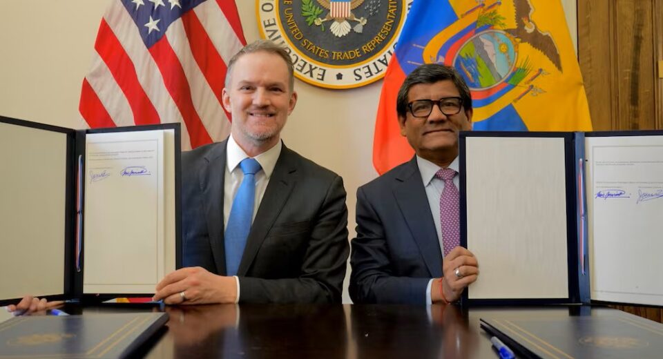 Ecuador y EE.UU. firman acuerdo comercial que elimina sobretasa para parte de exportaciones no petroleras