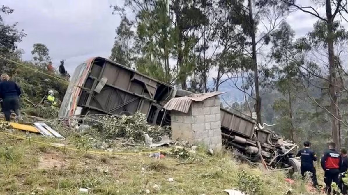 Cañar: bus cae a una quebrada y deja dos fallecidos y cinco heridos