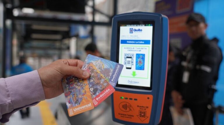 Quito: Municipio inicia la entrega de Tarjetas Ciudad para agilizar acceso al transporte público
