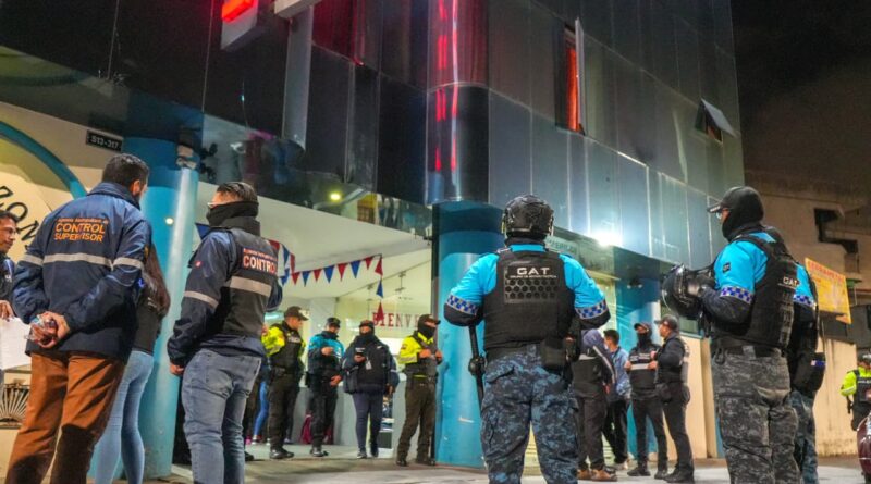 Macrooperativos en el sur de Quito dejan locales clausurados y armas blancas incautadas