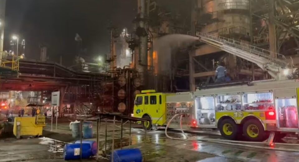 Controlan incendio en Refinería Esmeraldas: suspenden operaciones de forma preventiva