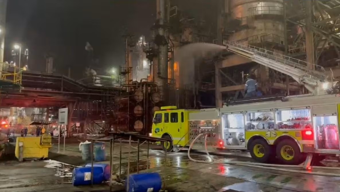 Controlan incendio en Refinería Esmeraldas: suspenden operaciones de forma preventiva