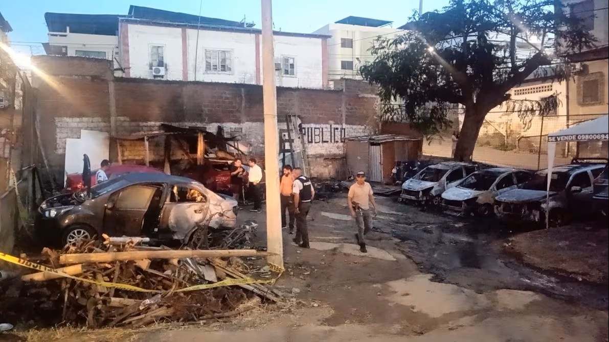 Incendio destruye al menos siete vehículos y dos motocicletas en estacionamiento del centro de Manta