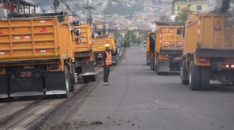 Petroecuador suspende la provisión de asfalto y paraliza obras viales en Quito