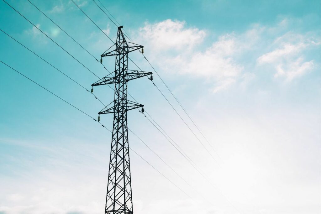 Gobierno asegura que cobertura eléctrica en el país supera el 97%