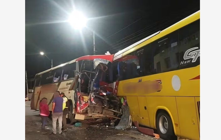Cinco fallecidos y 21 heridos tras choque de dos buses en la Panamericana sur, en Chimborazo