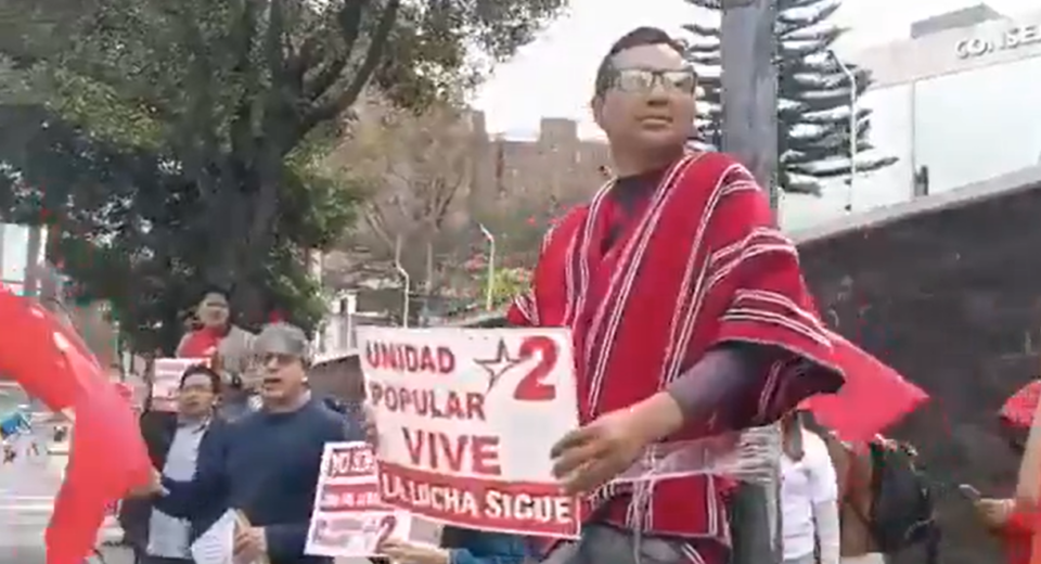 Integrantes de Unidad Popular protestan frente al CNE en rechazo a proceso de cancelación