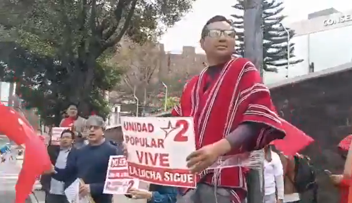Integrantes de Unidad Popular protestan frente al CNE en rechazo a proceso de cancelación