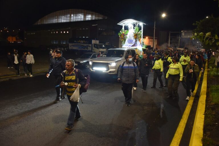 Cierre de la vía Ambato – Baños por caminata de la fe que moviliza a miles de peregrinos