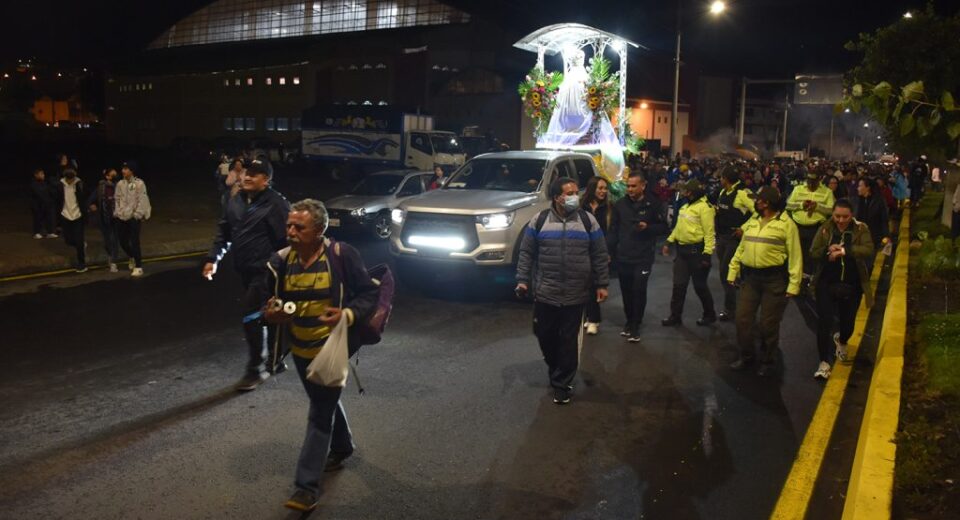 Cierre de la vía Ambato – Baños por caminata de la fe que moviliza a miles de peregrinos