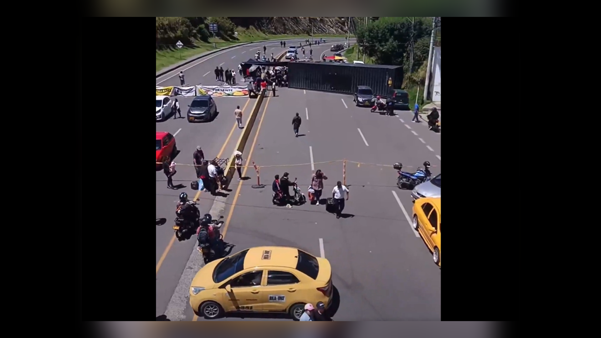 Transportistas colombianos mantienen bloqueado el paso en Rumichaca por alza de aranceles