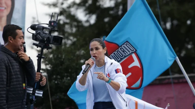 Luisa González niega haber solicitado asilo a México y anuncia que el sábado retornará al Ecuador