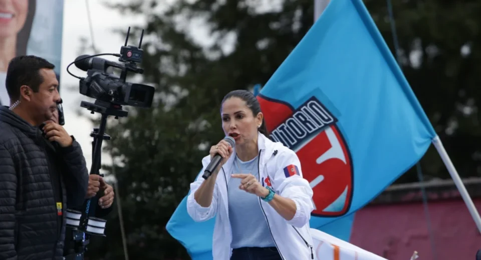 Luisa González niega haber solicitado asilo a México y anuncia que el sábado retornará al Ecuador