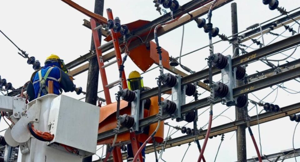 Inés Manzano anuncia cambios en CENACE y CNEL tras fallas en cortes eléctricos y pide disculpas