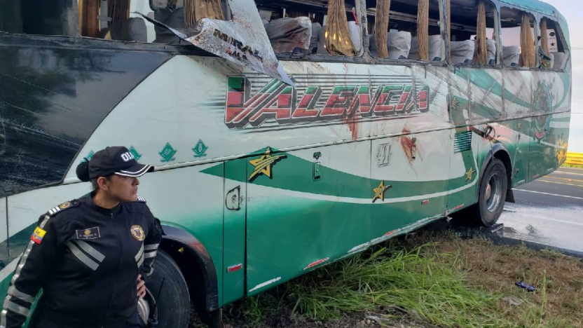 Cinco muertos y 28 heridos deja choque entre bus y vehículo en Santa Elena