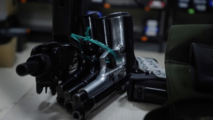 Funcionario detenido por tráfico de armas durante operativos en Guayas y Manabí