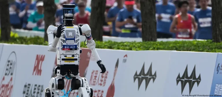 Robots superan las marcas humanas en media maratón de Pekín