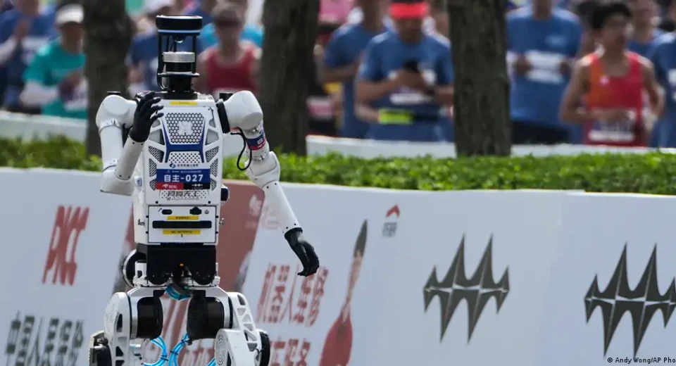 Robots superan las marcas humanas en media maratón de Pekín