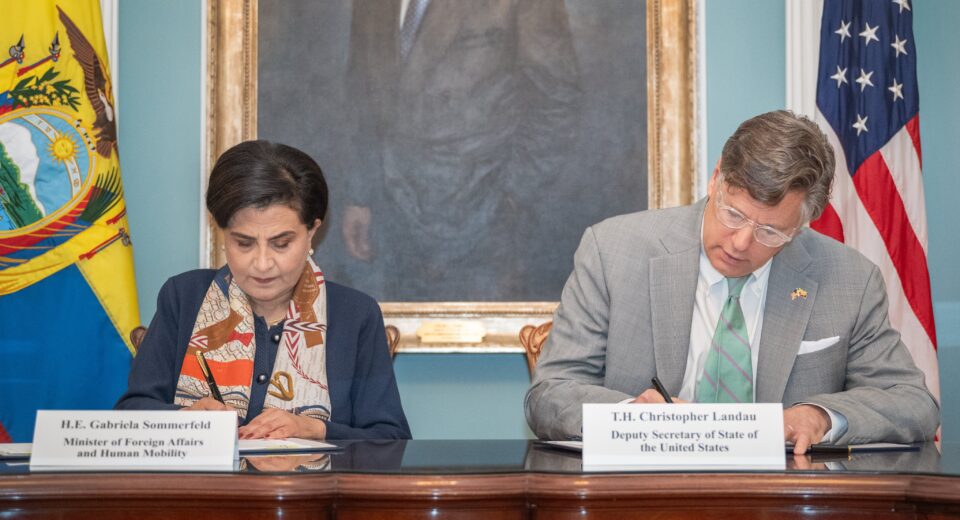 Ecuador y Estados Unidos firman memorando de cooperación en energía nuclear civil