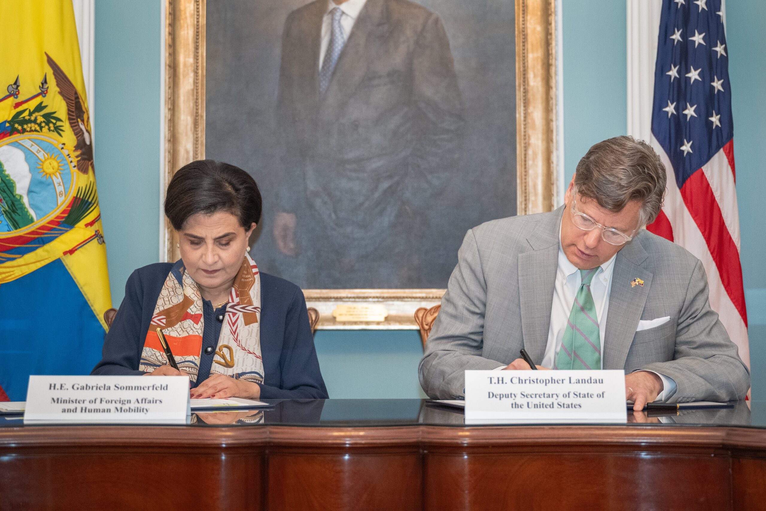 Ecuador y Estados Unidos firman memorando de cooperación en energía nuclear civil